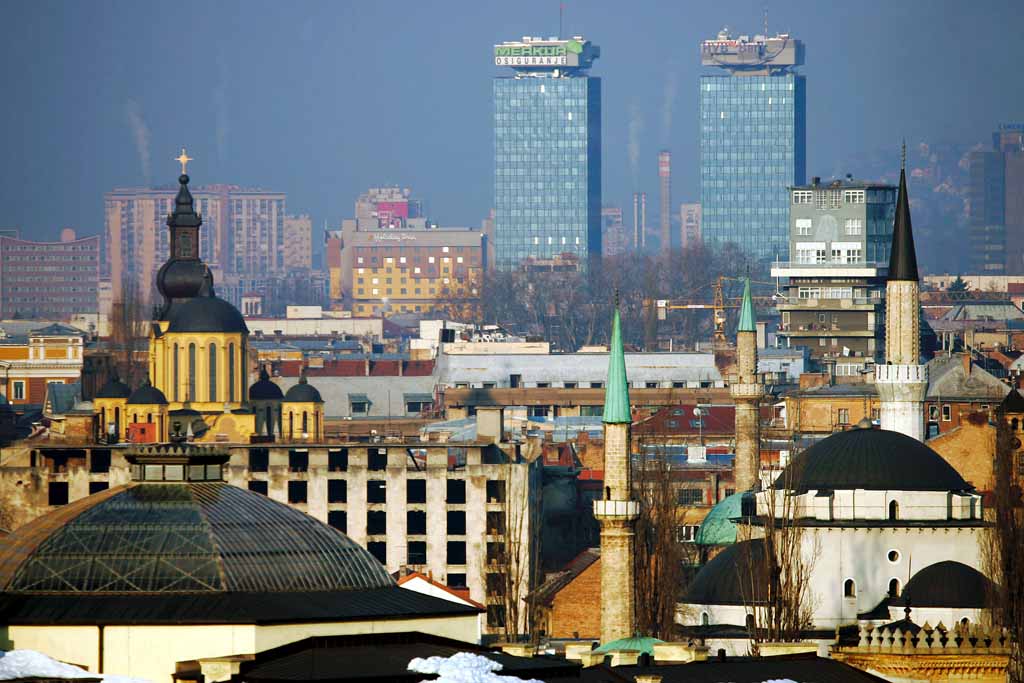 Nur wenige hundert Meter auseinander: Die serbisch orthodoxe Mariä-Geburt-Kathedrale (links) und die islamische Gazi-Husrev-Beg-Moschee (rechts). Foto (22.03.2005): picture alliance | dpa