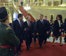 Putin und orban im ungarischen Parlament