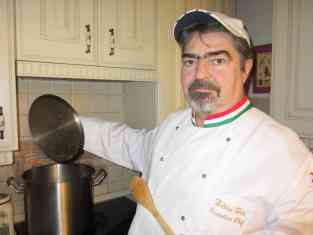 als Koch im eigenen Restaurant.