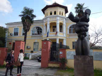 Vor dem Gebäude des Vereins für politische Häftlinge in Tirana. Foto: BR | Astrit Ibro