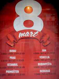 Zum „Frauentag“ werden in Sarajevo Sonderreisen angeboten. Damals organisierten es die Betriebe, heute Reiseagenturen. Damals ging es nach Triest, heute nach Dubai. Mit dem Kampf um Gleichberechtigung hatte weder das eine, noch das andere zu tun. - Foto: BR | Eldina Jasarevic