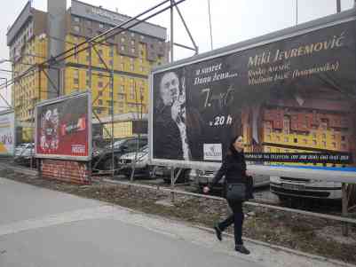 Zum 8. März schmücken keine Aufrufe und Plakate für „Frauen-Demos“ die Straßen von Sarajevo, sondern Konzertplakate von Miki Jevremovic, der schon zu Zeiten Jugoslawiens die Genossinnen in den 70er Jahren zum „Frauentag“ unterhalten hat. - Foto: BR | Eldina Jasarevic