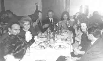 Bescheiden, aber festlich wurde 1969 in Jugoslawien gefeiert. Dejan Stefanovics Eltern bei der 8. März Feier in ihrem Betrieb. - Foto: BR | Dejan Stefanovic