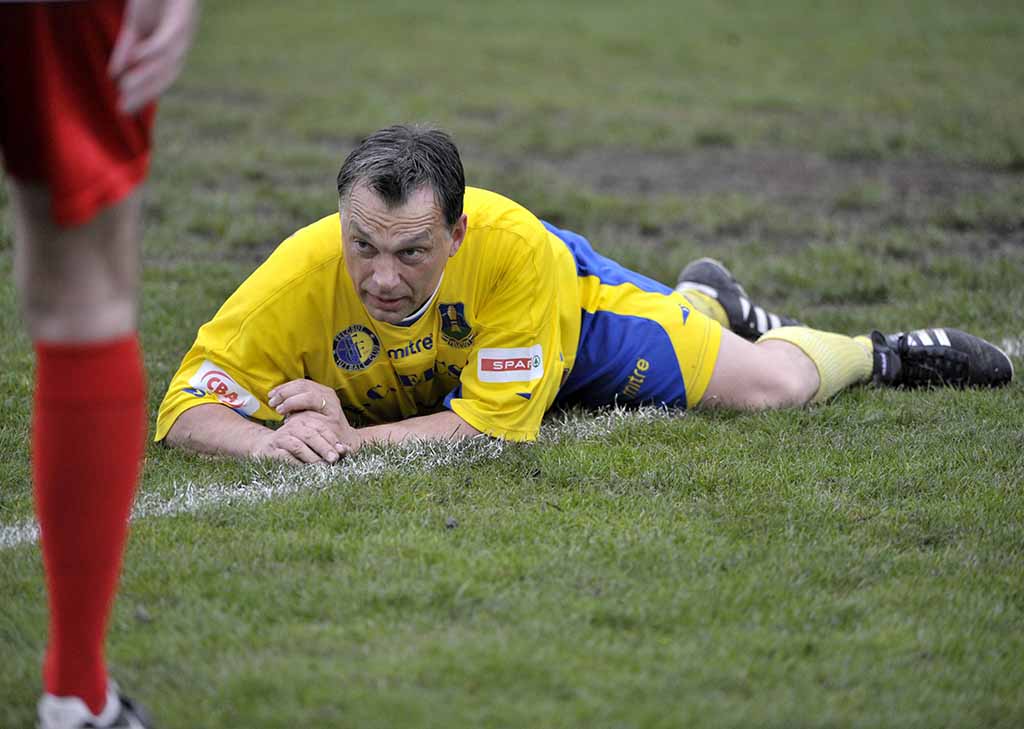 Victor Orban ist selbst aktiver Kicker und will an die goldenen 50er Jahre anknüpfen. Foto: picture alliance/dpa