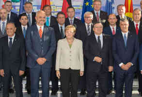 Igor Luksic - letzte Reihe oben links. Die Position beim „Familienfoto“ zeigt oft das internationale Standing eines Politikers an. Hier „nur“ bei der Westbalkankonferenz vergangenes Jahr in Berlin. Foto: picture alliance | dpa