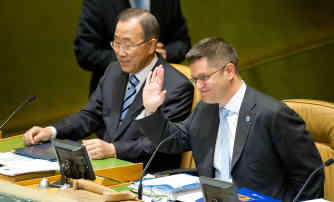 So nah wie 2012 wird der ehemalige serbische Außenminister Vuk Jeremic seinem Traumjob wohl nie wieder kommen. Neben dem Generalsekretär sitzend leitete er die 67. UN-Vollversammlung als deren Präsident. Foto: picture alliance | dpa