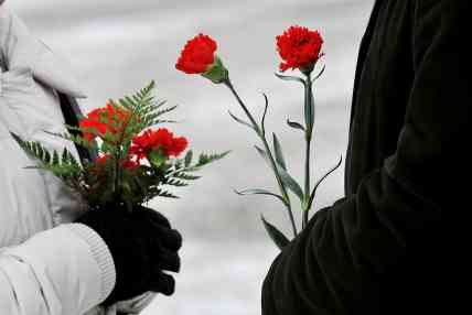 Eigentlich mussten es immer rote Nelken sein für die Genossinnen... - Foto: picture alliance | dpa