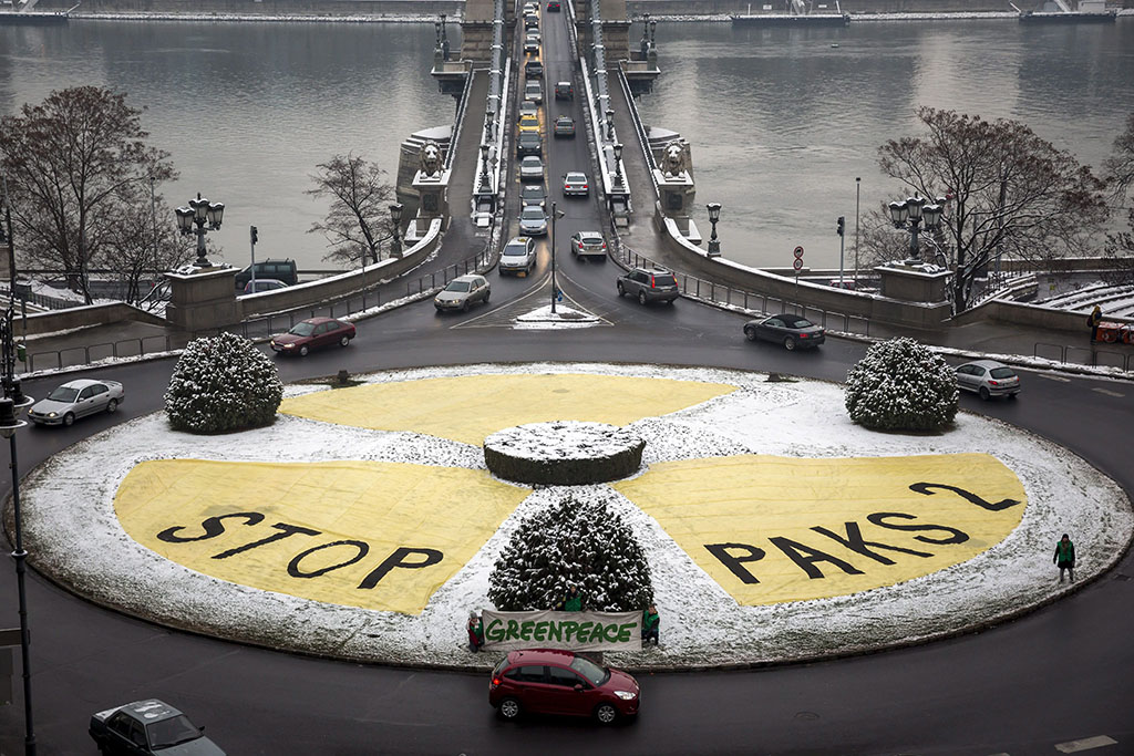 Greenpeace Protest in Budapest im Januar 2014 gegen die geplanten Reaktorblöcke Paks II. Foto: picture alliance | dpa