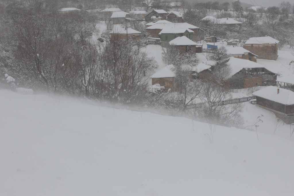 Nach einstündigem Marsch durchs Schneegestöber entdecken wir die ersten Häuser. Von weitem sieht Basara wie ein ganz normales Dorf aus. Foto: BR | Zoran Ikonic