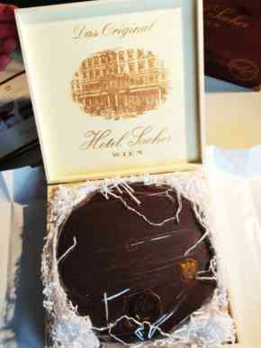 Sachertorte eingepackt