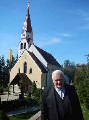 Für Pfarrer Miro Beslic ist es nicht aussergewöhnlich, dass Muslime den Stuhl für das katholische Oberhaupt bauen. Foto - BR | Eldina Jasarevic.