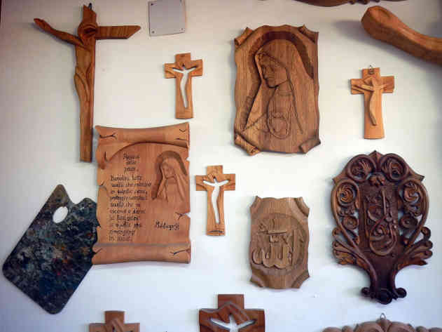 In der kleinen Tischlerei in Zavidovici werden viele religiöse Symbole hergestellt. Foto: BR | Eldina Jasarevic