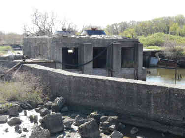 392532_MNE-Saline-zerstoerte_Pumpen_die_das_Salzwasser_aus_dem_Meer_in_die_Felder_transportieren_sollten_1