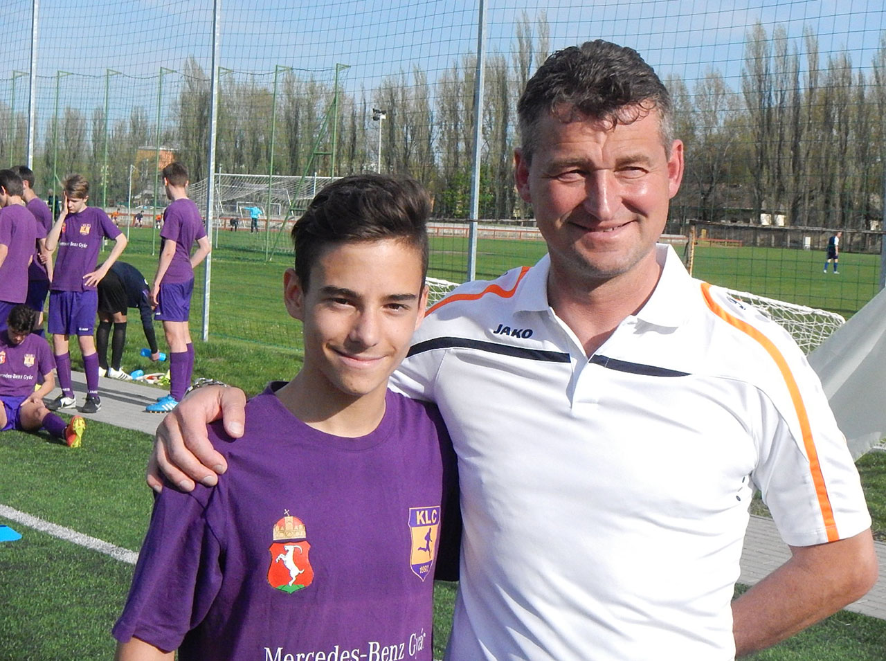 Der Direktor der Fußball-Akademie Laszlo Török glaubt fest an seinen Nachwuchsstar und nennt Marton voller Stolz "Mini–Messi“. Foto: BR | Attila Poth