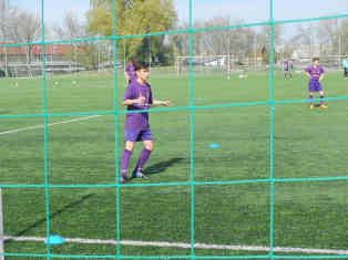 Kurz vor dem gegnerischen Tor - das ist Martons Position. Seine Stürmerqualitäten hat er auch schon im Probetraining beim Nachwuchs von Bayern München unter Beweis stellen dürfen. Foto: BR | Attila Poth