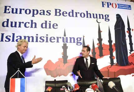 Geert Wilders (li.), der Vorsitzende der niederländischen Freiheitspartei (PVV) mit Heinz Christian Strache, dem Vorsitzenden der Freiheitlichen Partei Österreichs (FPÖ), bei einer Pressekonferenz in Wien am 27. März 2015. - Foto: picture alliance | dpa