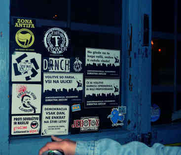 Aufrufe zur politischen Betätigung und andere Botschaften an einer Club-Tür. Foto: BR | Isabella Purkart