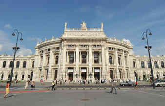Weißer Theaterpalast an der Wiener Ringstraße - das Burgtheater. Foto: picture-alliance/dpa
