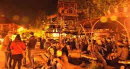 Der Turm in der Metelkova, einer aus Recyclingmaterial gebauten mehrstöckigen Sitzgelegenheit. Foto: BR | Isabella Purkart