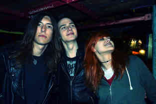 Die Metelkova als Sprungbrett zu einer großen Musikkarriere? Diese drei Mitglieder einer bisher namenlosen Band hoffen darauf. Foto: BR | Isabella Purkart