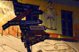 Hinweistafeln in der Metelkova weisen den Weg, etwa zum nahegelegenen Hostel Celica, das früher ein Armeegefängnis war. Foto: BR | Isabella Purkart