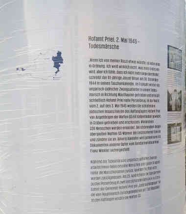 Historische Texte und Fotos auf weißen Litfaßsäulen erinnern an die „Endphaseverbrechen“ vor Kriegsende 1945. Foto: BR | Jan Heier