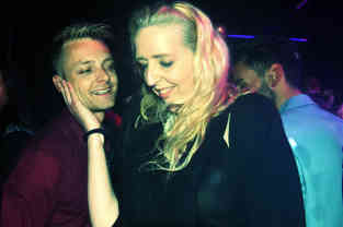 Katja fühlt sich pudelwohl unter ihren allerbesten Freunden im Klub-Tiffany. Foto: BR | Isabella Purkart