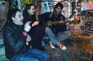 Mehrmals die Woche spielt Miha mit seiner Gitarre in der Metelkova. Foto: BR | Isabella Purkart