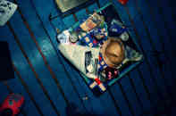 Sogar für die Decken-Dekoration werden im Club Jalla-Jalla Materialien recycelt und zu kleinen Kunstwerken arrangiert. Foto: BR | Isabella Purkart