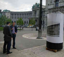 Der Historiker Georg Hoffmann im Interview mit Ralf Borchard, im Hintergrund der Balkon der Hofburg. Foto: BR | Jan Heier