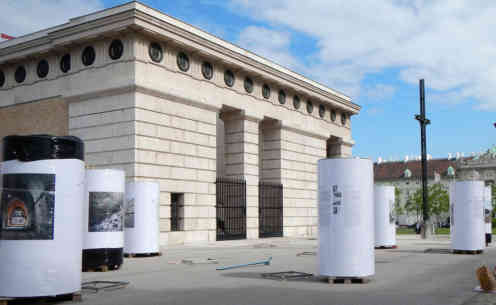 Kurz vor der Eröffnung: Litfaßsäulen der Erinnerung neben dem Heldentor. Foto: BR | Jan Heier