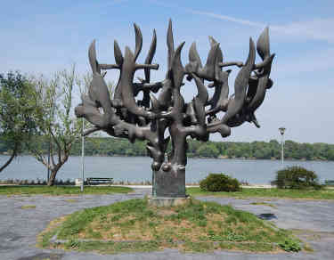 Denkmal „Menorah in Flammen“ von Nandor Glid am Donauufer in Belgrad, gewidmet den ermordeten Juden Belgrads und Serbiens. Foto: BR | Dejan Stefanovic