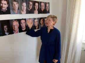 Karin Bergmann hat im Direktionsbüro die Fotos aller 68 Ensemble-Mitglieder an der Wand. Foto: BR | Ralf Borchard