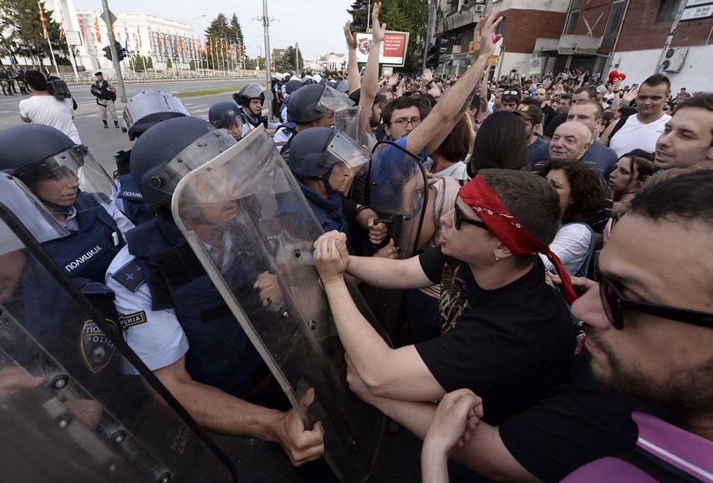 Mehrere Tausend Menschen protestierten am 6. Mai 2015 gegen die Regierung in Skopje und forderten den Rücktritt von Premier Nikola Gruevski. Foto: picture alliance | dpa