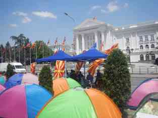 Die Zelte sollen bis zum Rücktritt Gruevskis vor dem Regierungssitz stehen bleiben