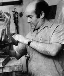 Nandor Glid bei seiner Arbeit. Foto: aus der Nandor Glid-Biografie von Dr. Irina Subotic