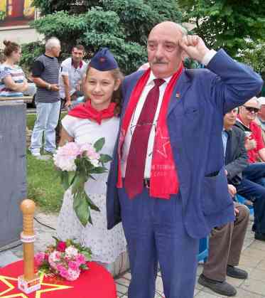 Großvater mit Enkelin Nikolovski