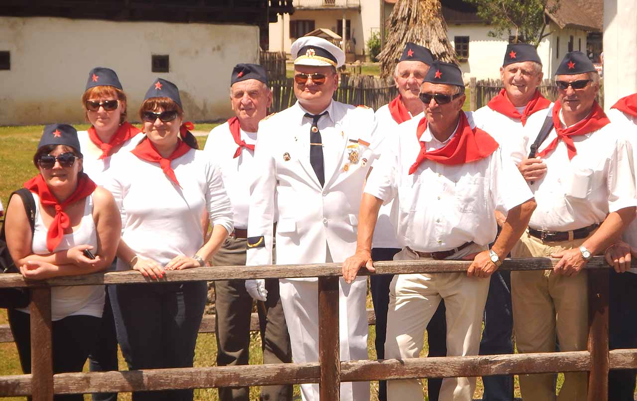 Ivo Godnic als Titodouble und "junge" Pioniere. Foto: BR | Stjepan Milcic