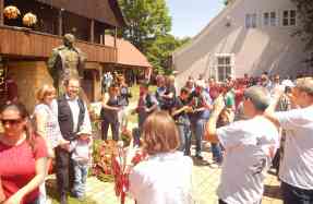 Jung und alt will sich vor dem Denkmal Titos fotografieren lassen Milcic