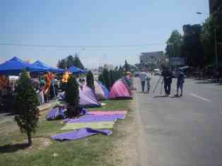 Laut Oppositionführer Zaev sollen 4600 Demonstranten vorm Regierungssitz campieren