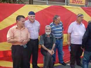 Opa Fadil (mitte) demonstriert gemeinsam mit seiner Famillie