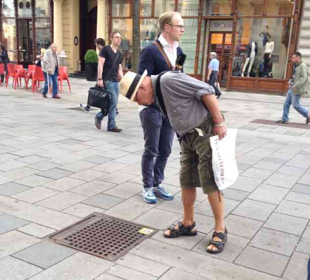 Singender Kanaldeckel Ein Wiener wundert sich