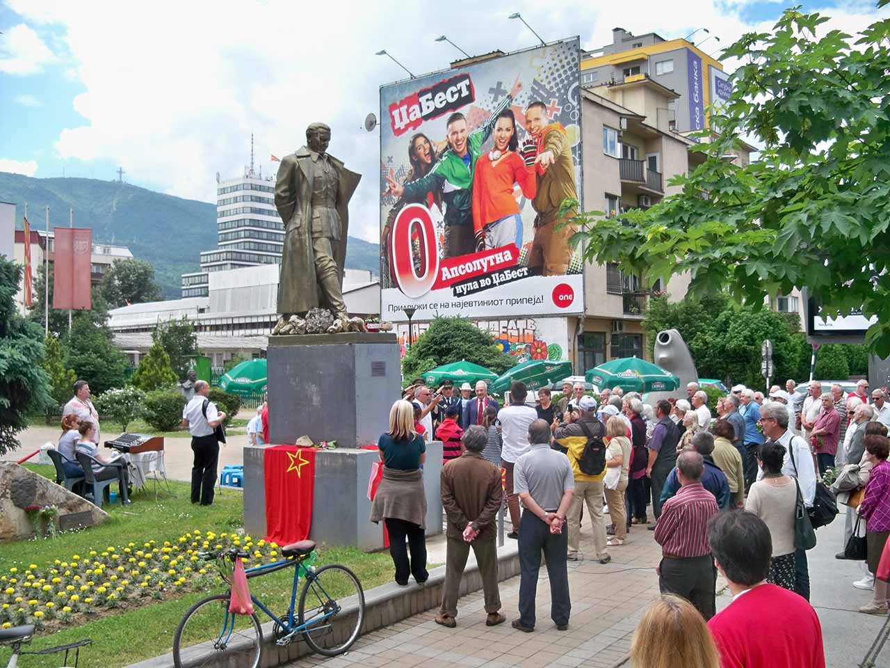 Vor der Titostatue in Mazedonien kommen junge und alte Verehrer zur Geburtstagsfeier zusammen. Foto: BR | Lyubisha Nikolovski
