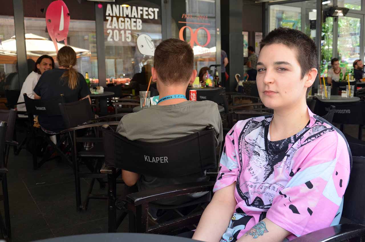 Die junge Animationskünstlerin Tea Strazicic – Ton in Ton mit ihrem Kurzfilm „Arcadian Fever“ über pastellfarbene Aliens. „Normalerweise wird Science-Fiction als männliches Genre charakterisiert und die Farben sind metallisch und dunkel. Im Kontrast dazu mache ich Science-Fiction in rosa und anderen Pastelltönen“, sagt die Filmemacherin. Foto: BR | Isabella Purkart