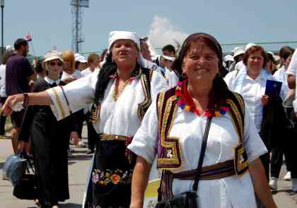 Gläubige in traditioneller kroatischer Tracht