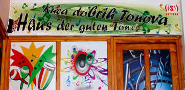 Das "Haus der guten Töne" ist der Lichtblick in Srebrenica. Foto: BR | Stephan Ozsvath