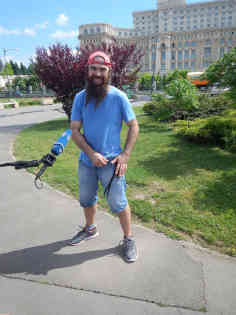 1Q Sapro vor dem Parlament, wo korruptionsverdächtige Volksvertreter die Ermittlungen behindern. Foto: BR | Herbert Gruenwald