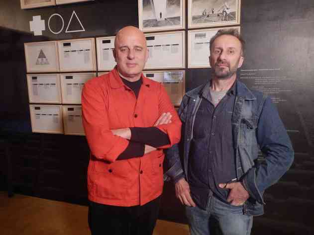 Dragan Zivadinov und unser Mitarbeiter Stjepan Milcic im Theater der Schwerelosigkeit