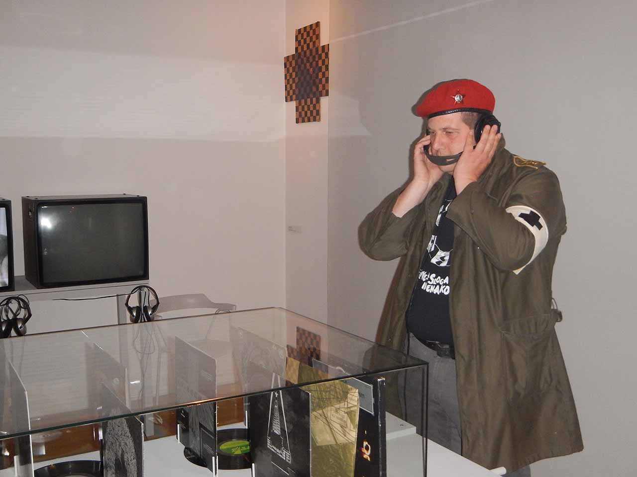 Ein Ausstellungsbesucher in Retrouniform. Foto: BR | Stjepan Milcic