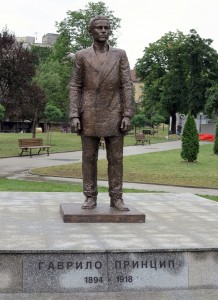 Die Statue des Attentäters auf den österreichischen Thronfolger Franz Ferdinand in Sarajevo, Gavrilo Princip, steht seit dem 28.06.2015 in einem kleinen Park in Belgrad. Foto: picture alliance | dpa